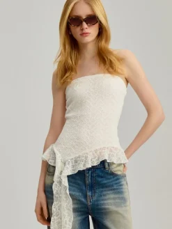 Asymetryczny top bandeau z koronki kremowy