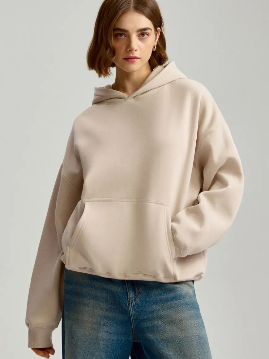 Beżowa bluza basic z kapturem i obniżoną linią ramion