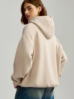 Beżowa bluza basic z kapturem i obniżoną linią ramion