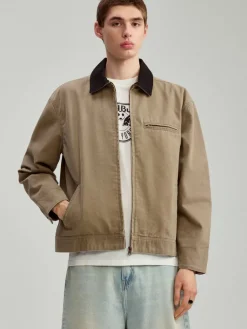 Beżowa kurtka typu barn jacket z kontrastowym kołnierzem