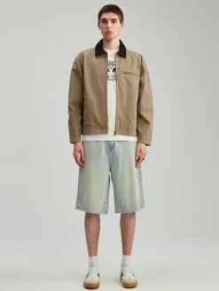 Beżowa kurtka typu barn jacket z kontrastowym kołnierzem