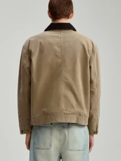 Beżowa kurtka typu barn jacket z kontrastowym kołnierzem