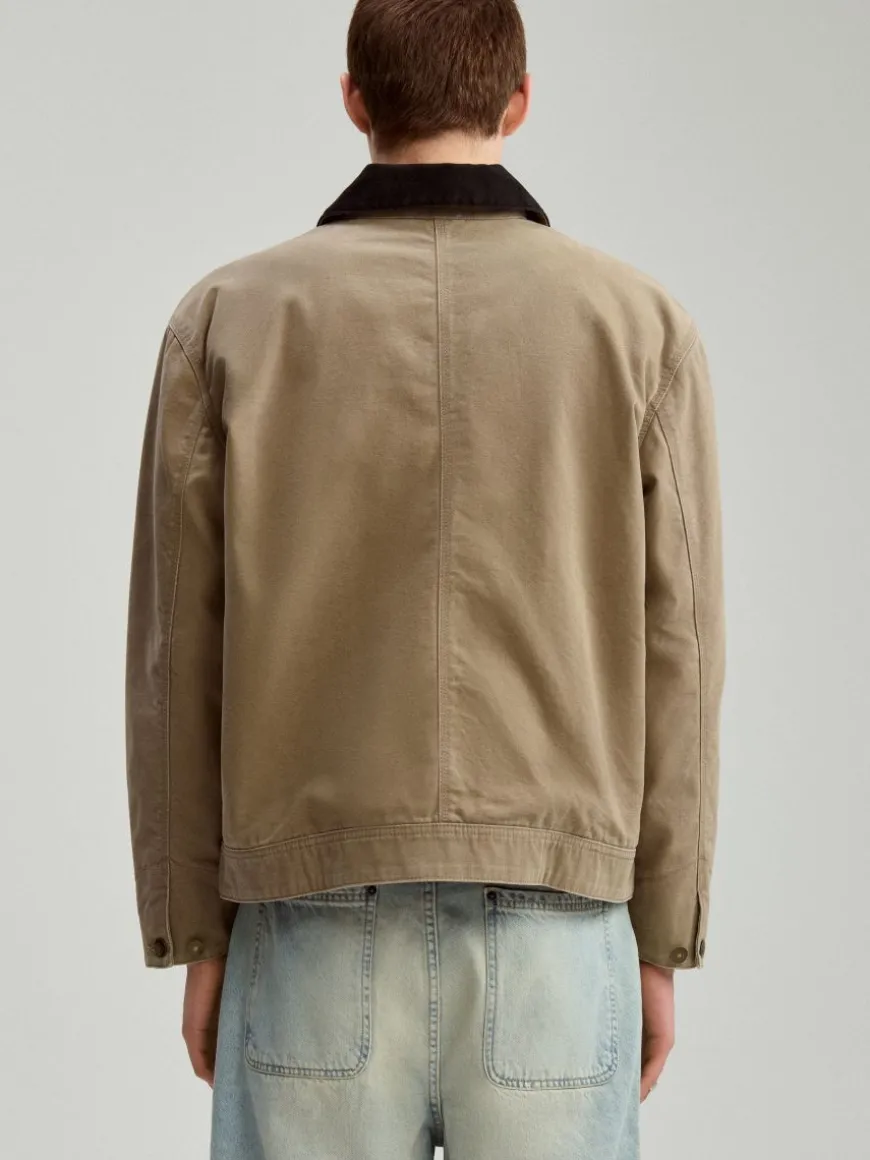 Beżowa kurtka typu barn jacket z kontrastowym kołnierzem
