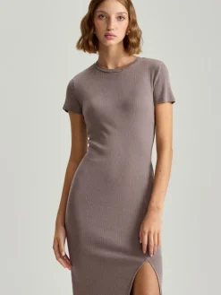 Beżowa sukienka bodycon midi z prążkowanej dzianiny