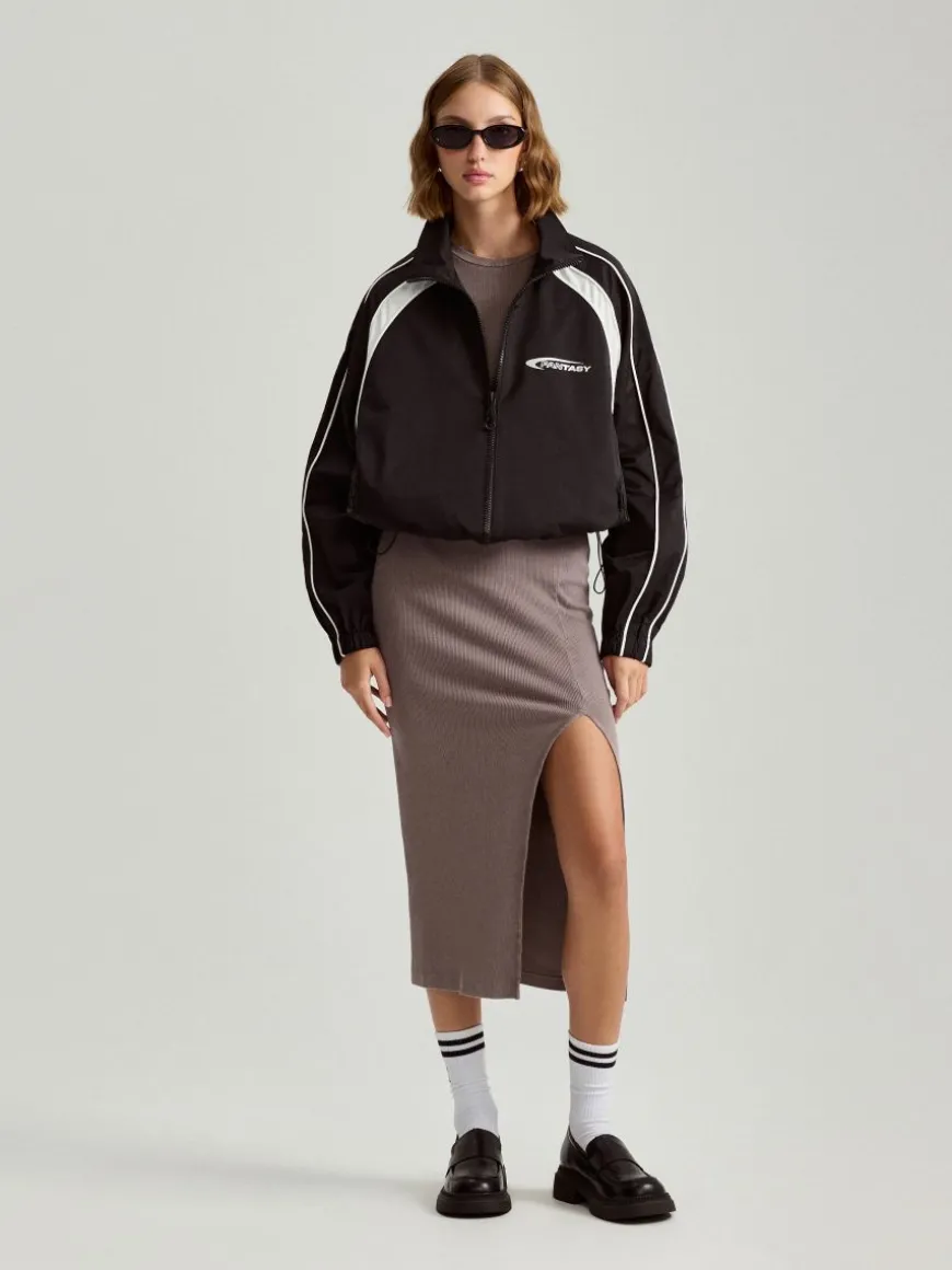 Beżowa sukienka bodycon midi z prążkowanej dzianiny