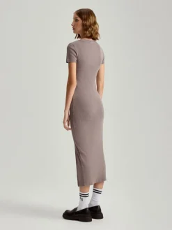 Beżowa sukienka bodycon midi z prążkowanej dzianiny