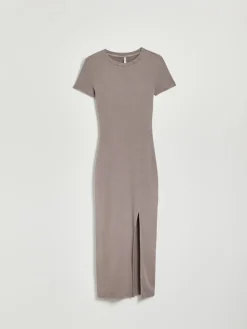 Beżowa sukienka bodycon midi z prążkowanej dzianiny