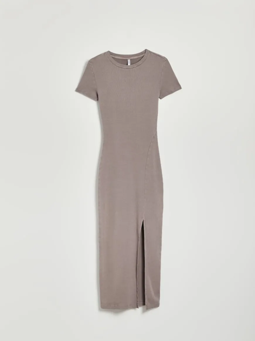 Beżowa sukienka bodycon midi z prążkowanej dzianiny