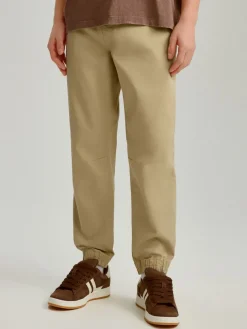 Beżowe joggery z zaszewkami basic