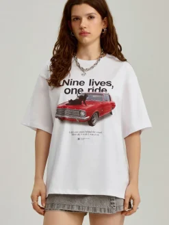 Biała koszulka z nadrukiem Nine lives one ride