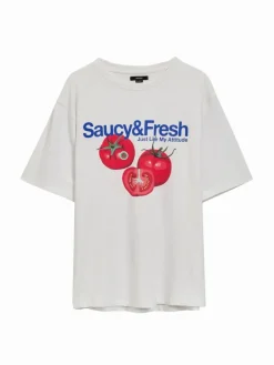 Biała koszulka z nadrukiem pomidora i napisem Saucy&Fresh