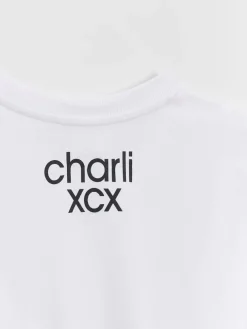 Biała koszulka z nadrukiem Charli XCX