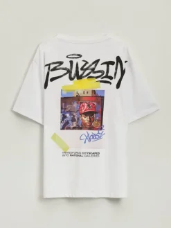 Biała koszulka ze streetwearowym nadrukiem na przodzie i plecach