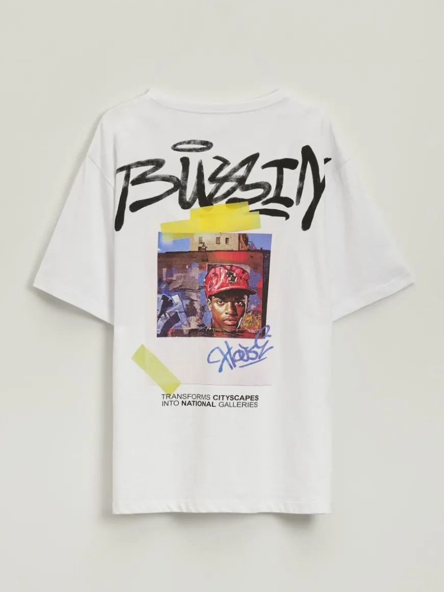 Biała koszulka ze streetwearowym nadrukiem na przodzie i plecach