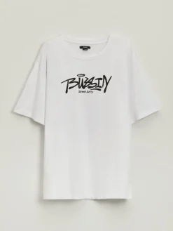 Biała koszulka ze streetwearowym nadrukiem na przodzie i plecach