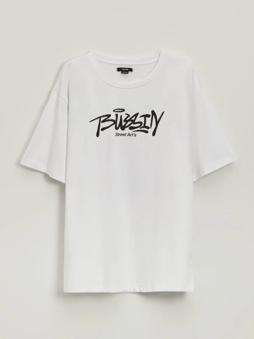 Biała koszulka ze streetwearowym nadrukiem na przodzie i plecach