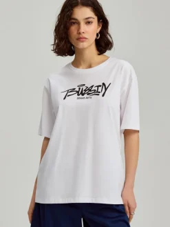 Biała koszulka ze streetwearowym nadrukiem na przodzie i plecach