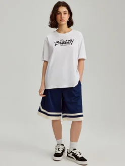 Biała koszulka ze streetwearowym nadrukiem na przodzie i plecach