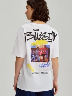 Biała koszulka ze streetwearowym nadrukiem na przodzie i plecach