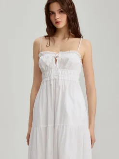Biała sukienka maxi fit&flare z kieszeniami i falbanami