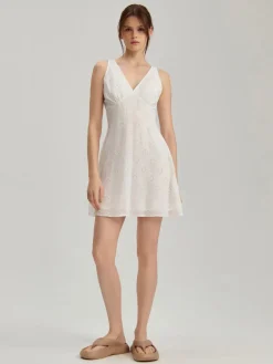 Biała sukienka mini fit&flare z ażurowym wzorem