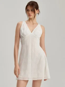 Biała sukienka mini fit&flare z ażurowym wzorem