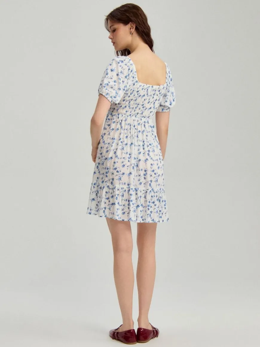 Biała sukienka mini z bufiastym rękawem i falbankami