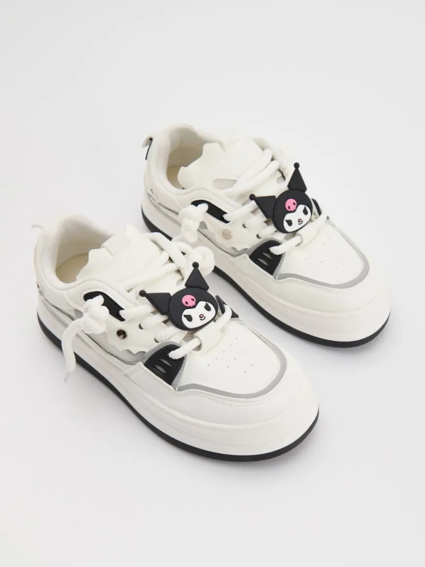 Białe sneakersy na grubej podeszwie z motywem Kuromi