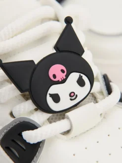 Białe sneakersy na grubej podeszwie z motywem Kuromi