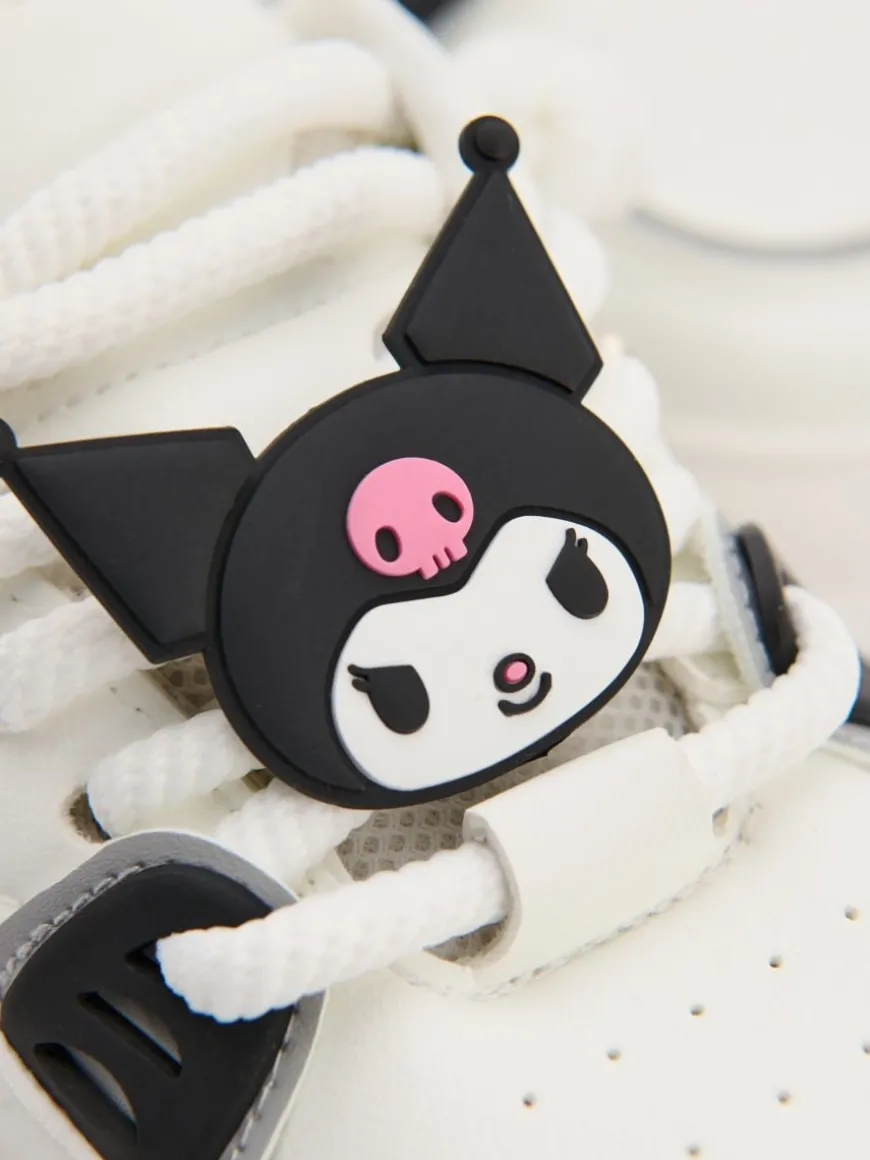Białe sneakersy na grubej podeszwie z motywem Kuromi