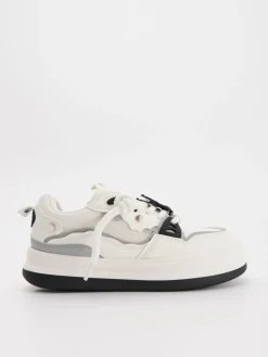 Białe sneakersy na grubej podeszwie z motywem Kuromi