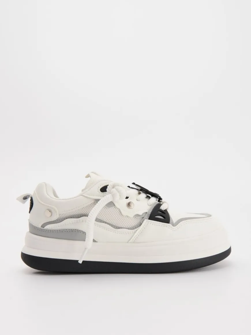 Białe sneakersy na grubej podeszwie z motywem Kuromi