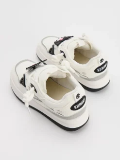 Białe sneakersy na grubej podeszwie z motywem Kuromi