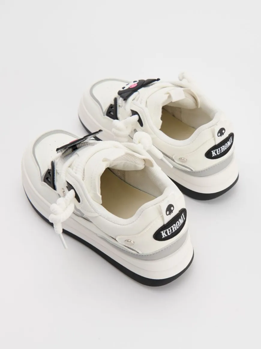 Białe sneakersy na grubej podeszwie z motywem Kuromi