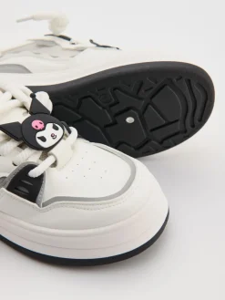 Białe sneakersy na grubej podeszwie z motywem Kuromi