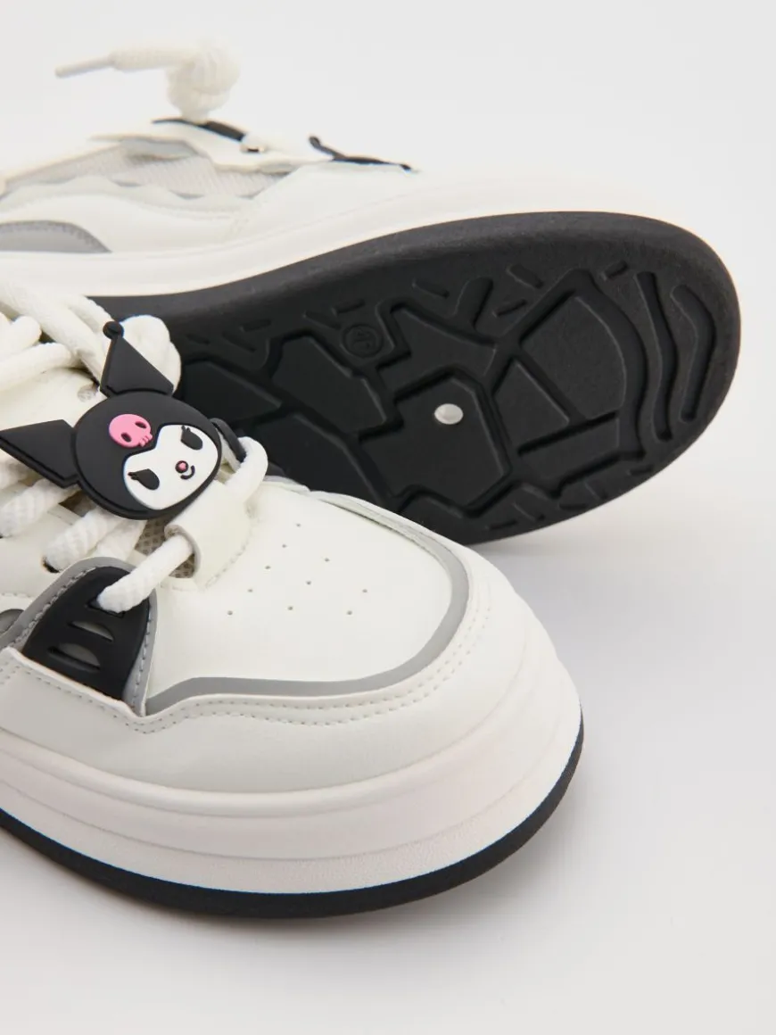 Białe sneakersy na grubej podeszwie z motywem Kuromi