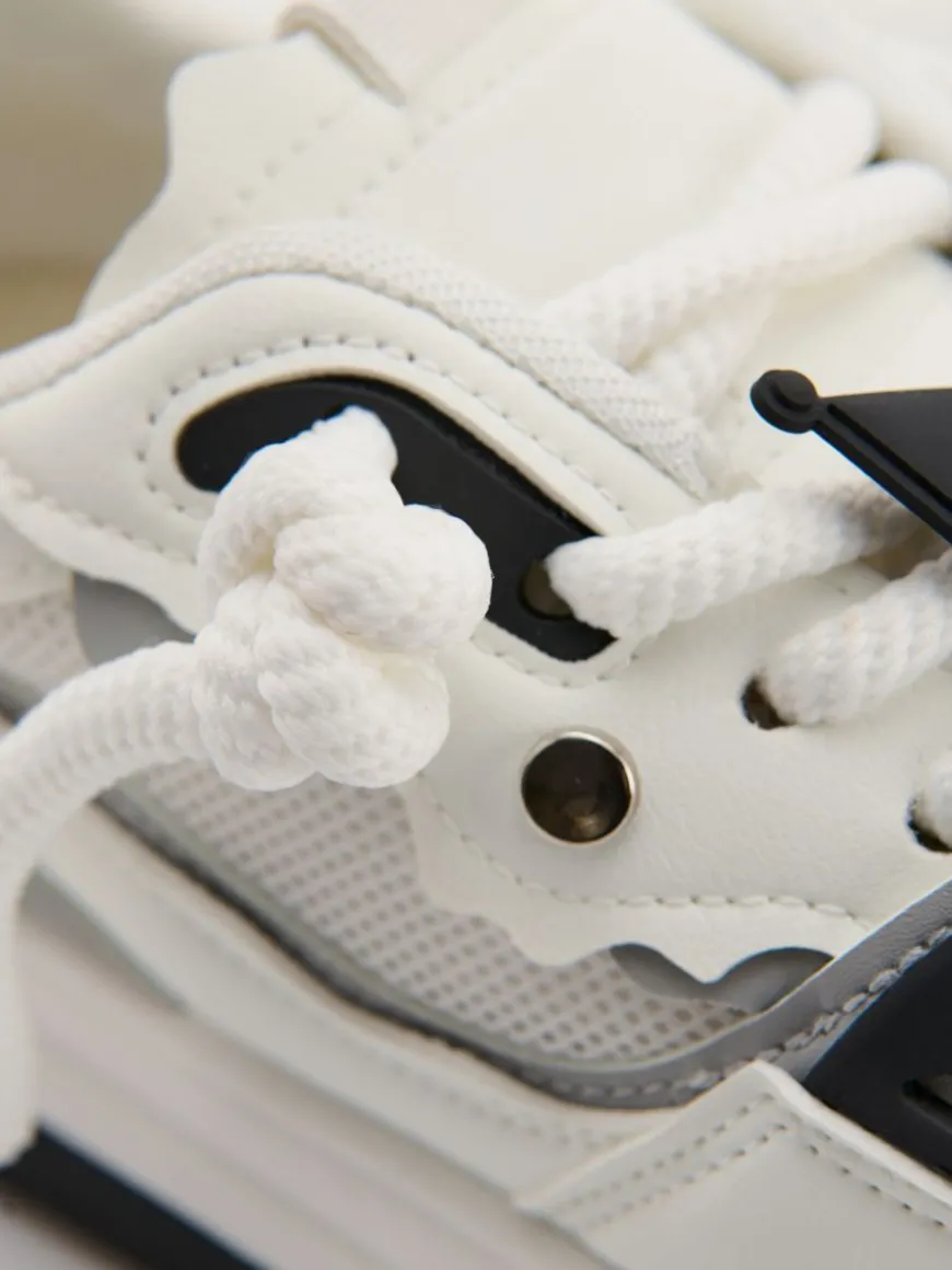 Białe sneakersy na grubej podeszwie z motywem Kuromi