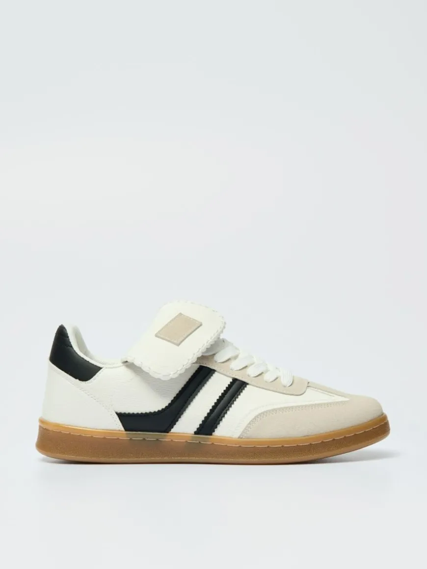 Białe sneakersy w stylu footballowym z imitacji skóry