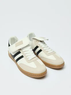Białe sneakersy w stylu footballowym z imitacji skóry