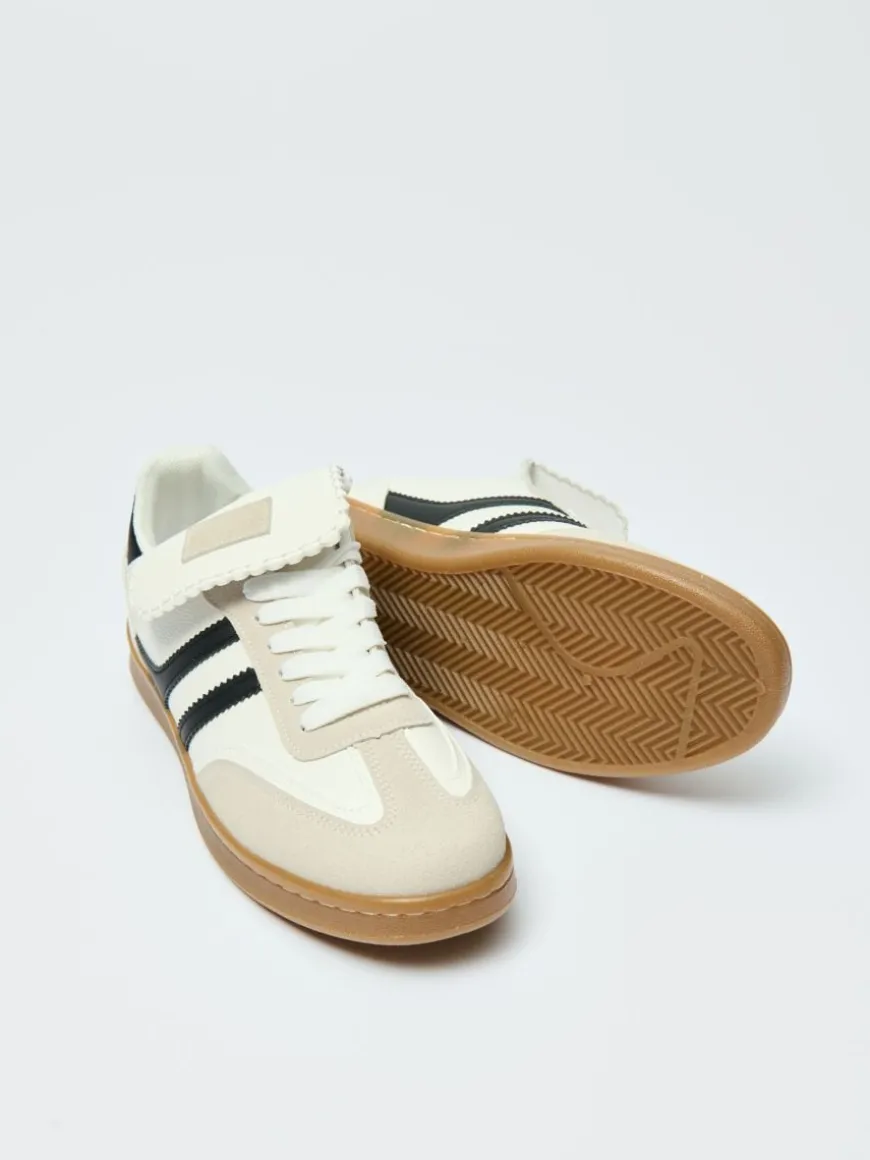 Białe sneakersy w stylu footballowym z imitacji skóry