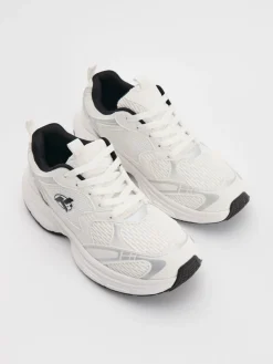 Białe sneakersy z czarnymi wstawkami