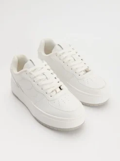 Białe sneakersy z imitacji skóry