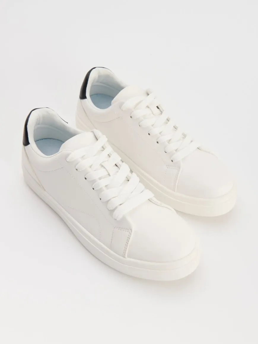 Białe sneakersy z imitacji skóry