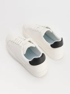 Białe sneakersy z imitacji skóry