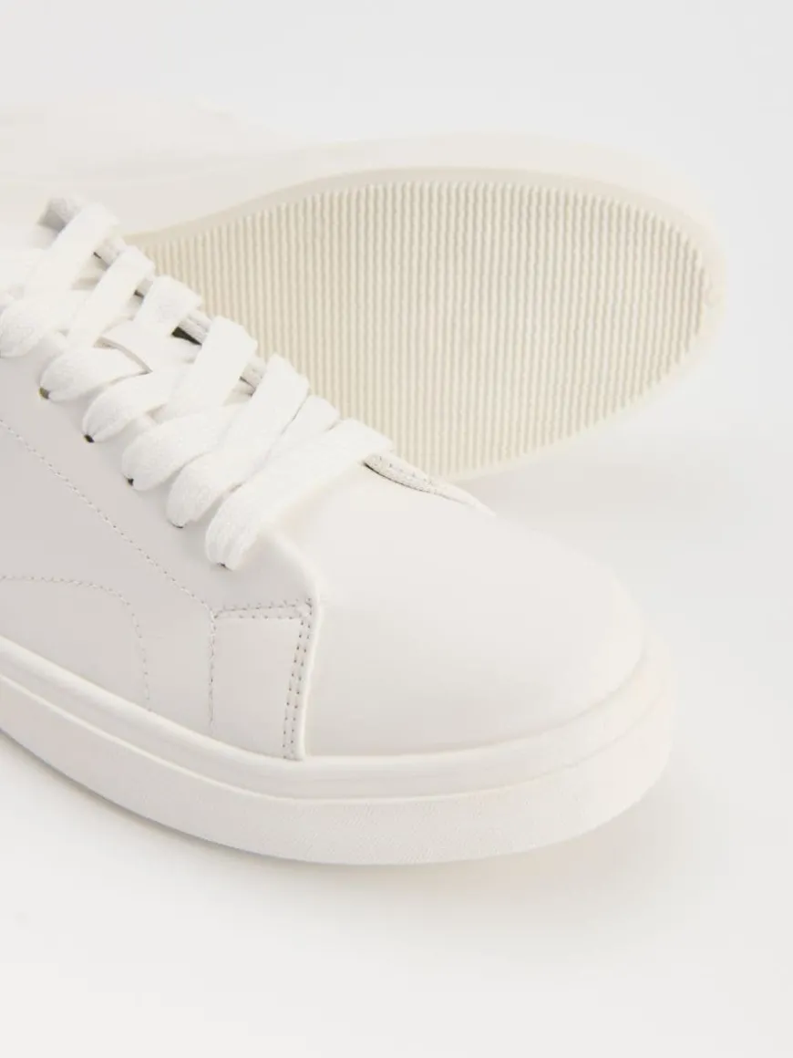 Białe sneakersy z imitacji skóry