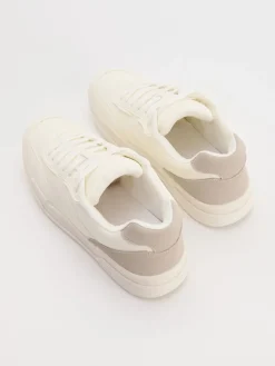 Białe sneakersy z imitacji skóry z beżowymi wstawkami