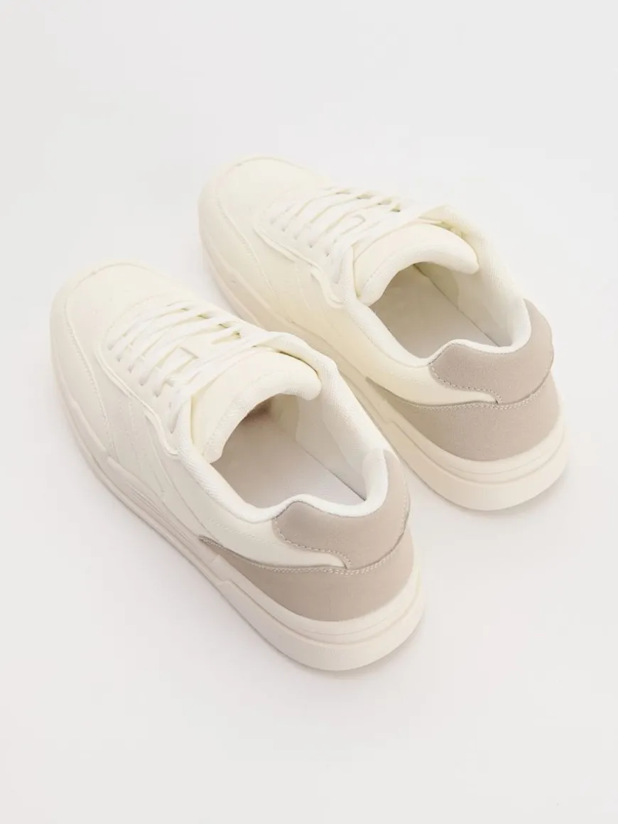 Białe sneakersy z imitacji skóry z beżowymi wstawkami
