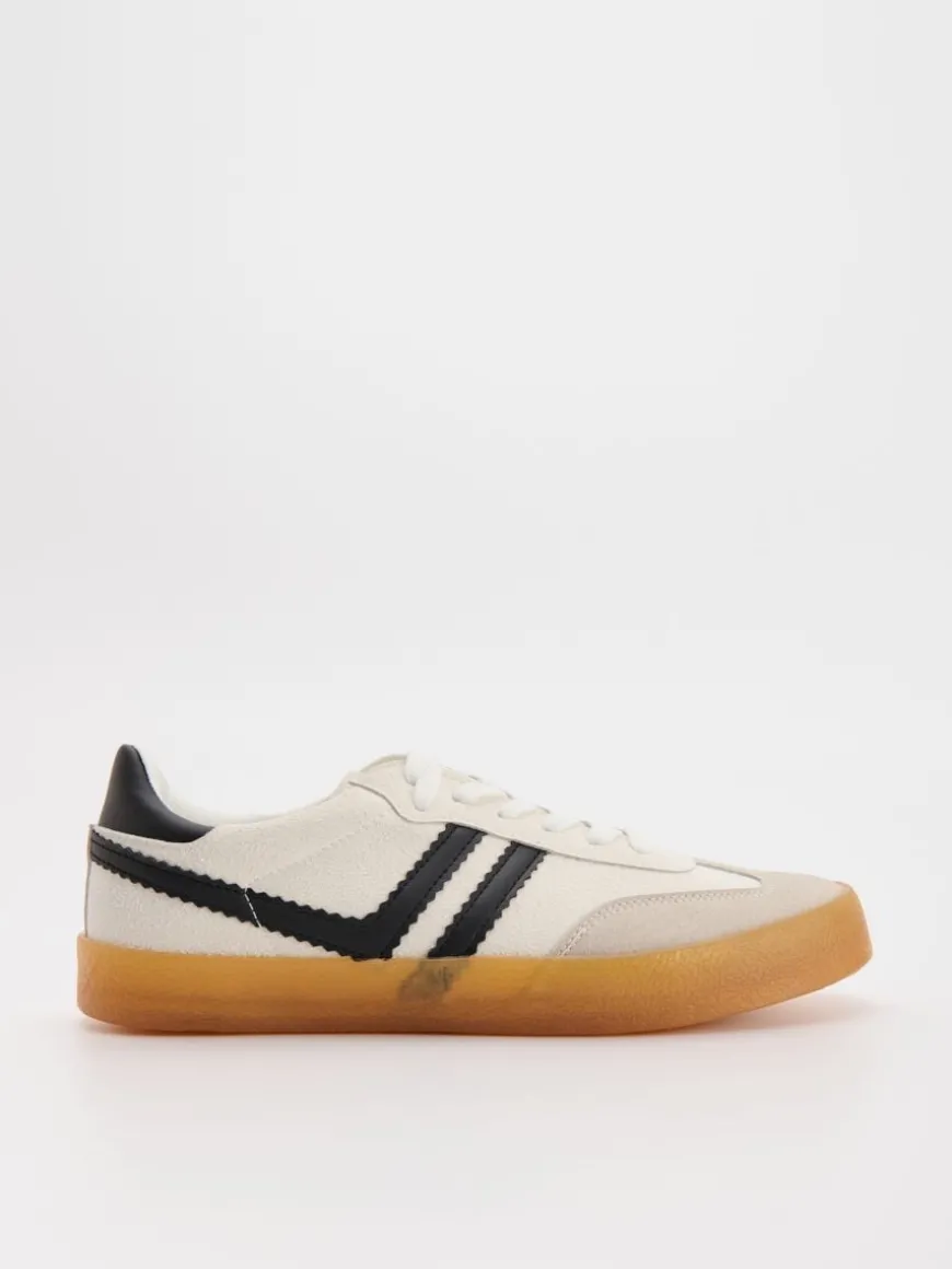 Białe sneakersy z imitacji zamszu w stylu retro