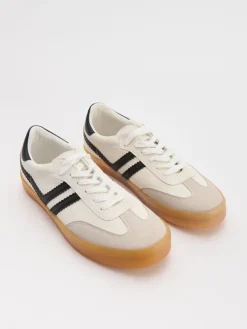 Białe sneakersy z imitacji zamszu w stylu retro