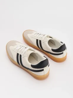 Białe sneakersy z imitacji zamszu w stylu retro
